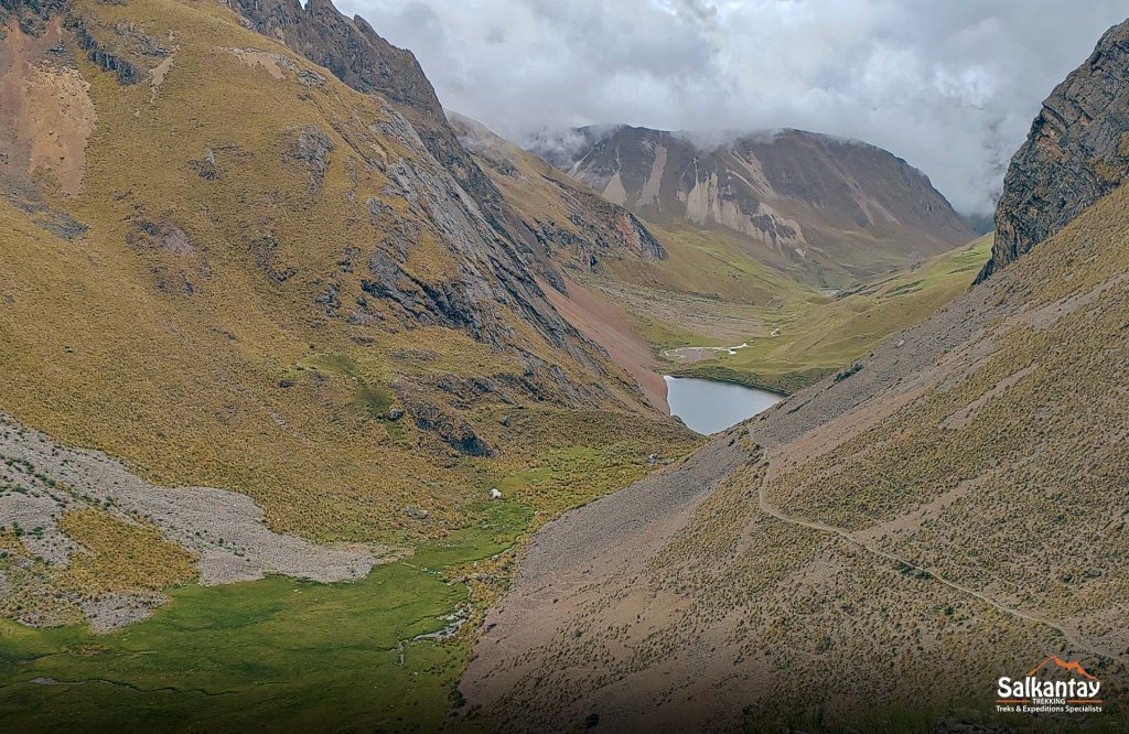 Vista panorámica de la Laguna Ancascocha en los andes de Perú