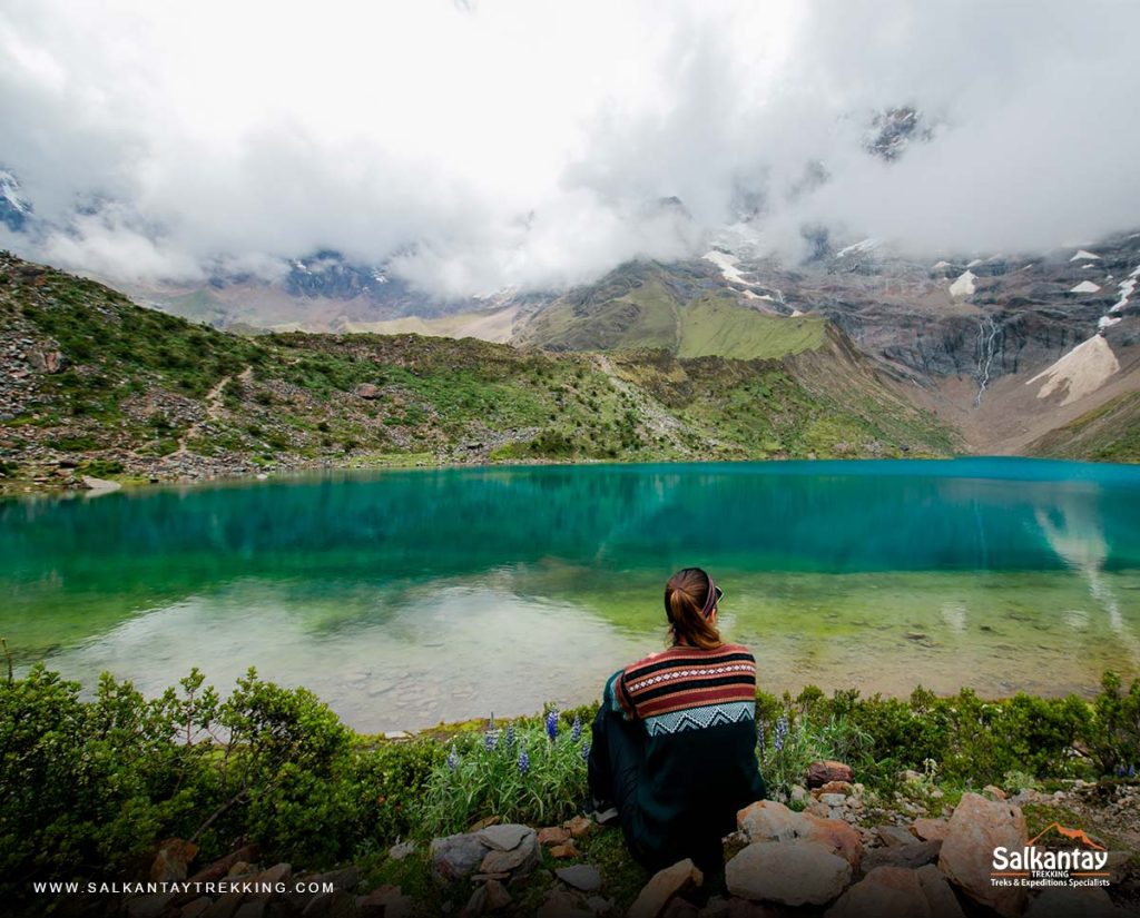 Turista admirando la laguna Humantay en Perú