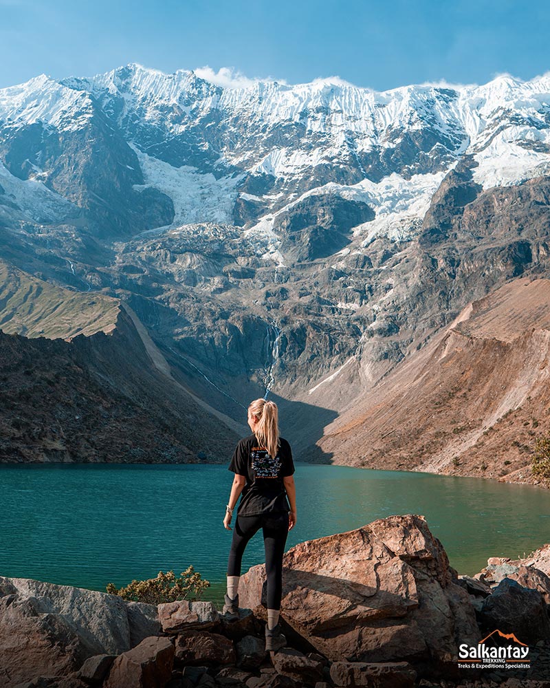 Turista frente a la laguna Humantay de aguas turquesas