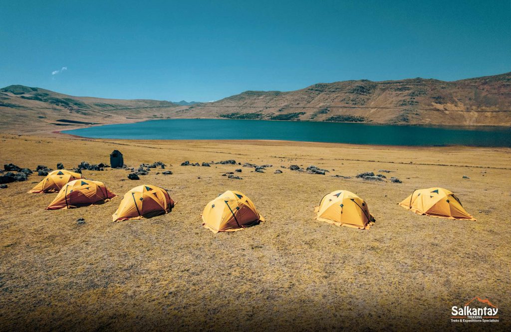 6 carpas para acampar junto a la laguna Qoricocha