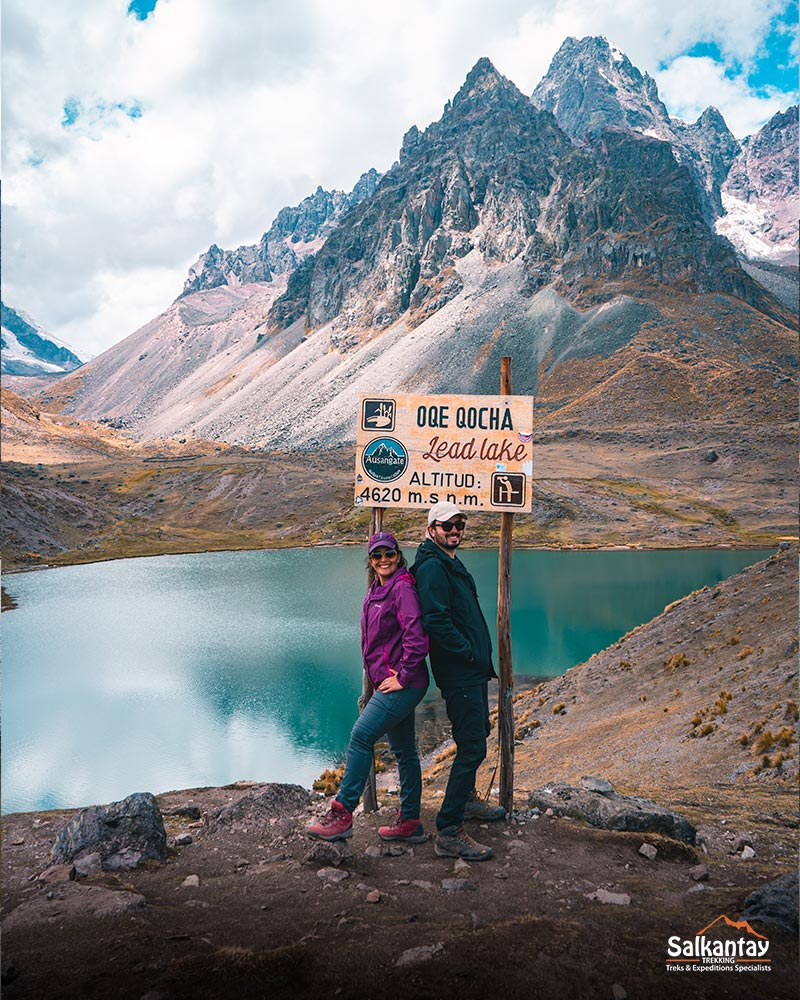 Dos turistas en la laguna Oqe Qocha de Ausangate