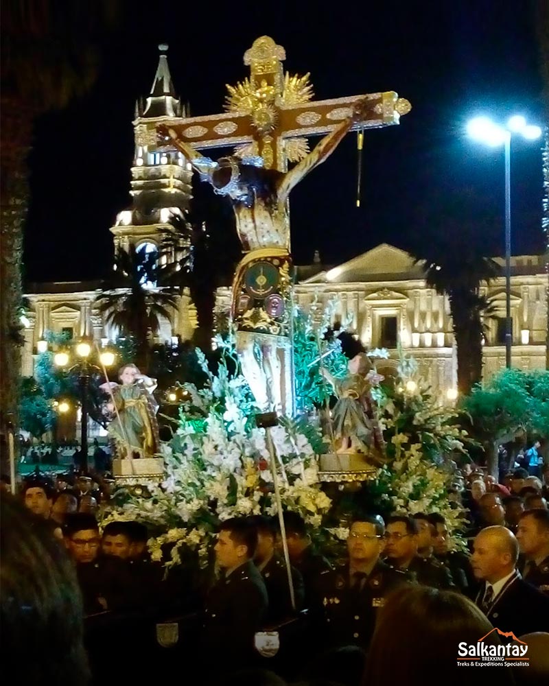 Procesión en honor a Jesús Nazareno