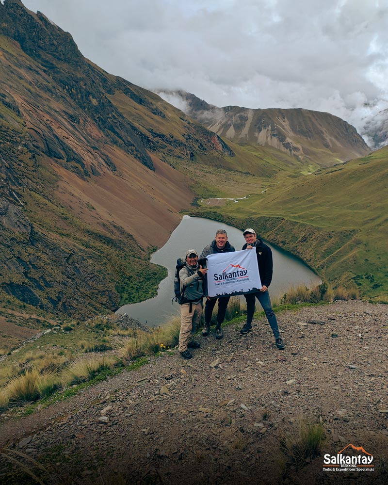 Dos turistas y su guia en la laguna Ancascohca