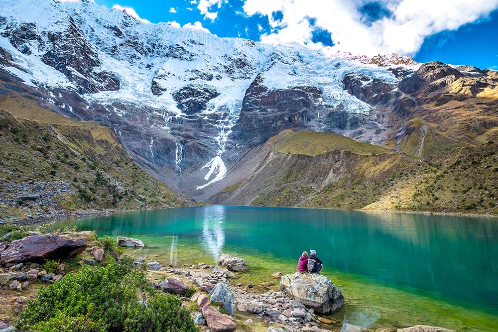 Pareja de turistas en la laguna Humantay la joya turquesa en los andes peruanos