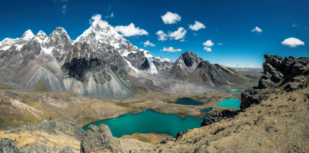 Montaña nevado de Ausangate con sus lagunas cristalinas