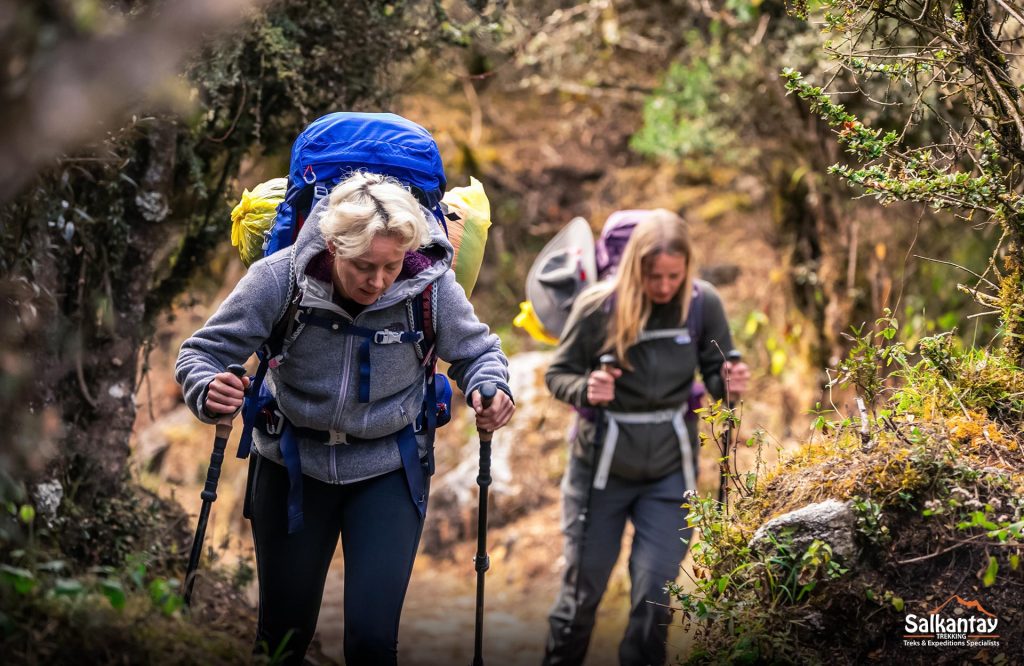 Foto de turista mujer con todo el equipo de trekking