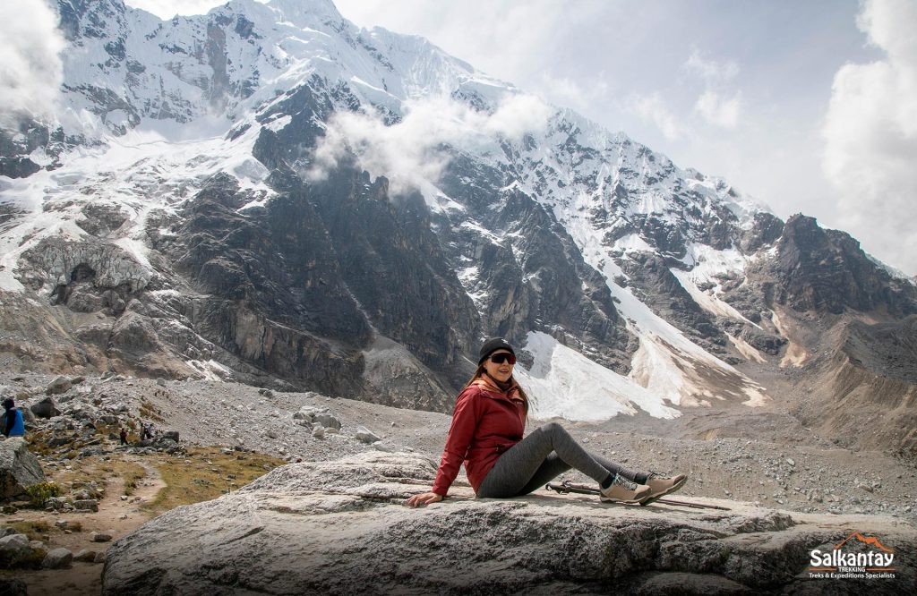 Una turista en el paso Salkantay disfrutando de la naturaleza de su entorno en tranquilidad y paz