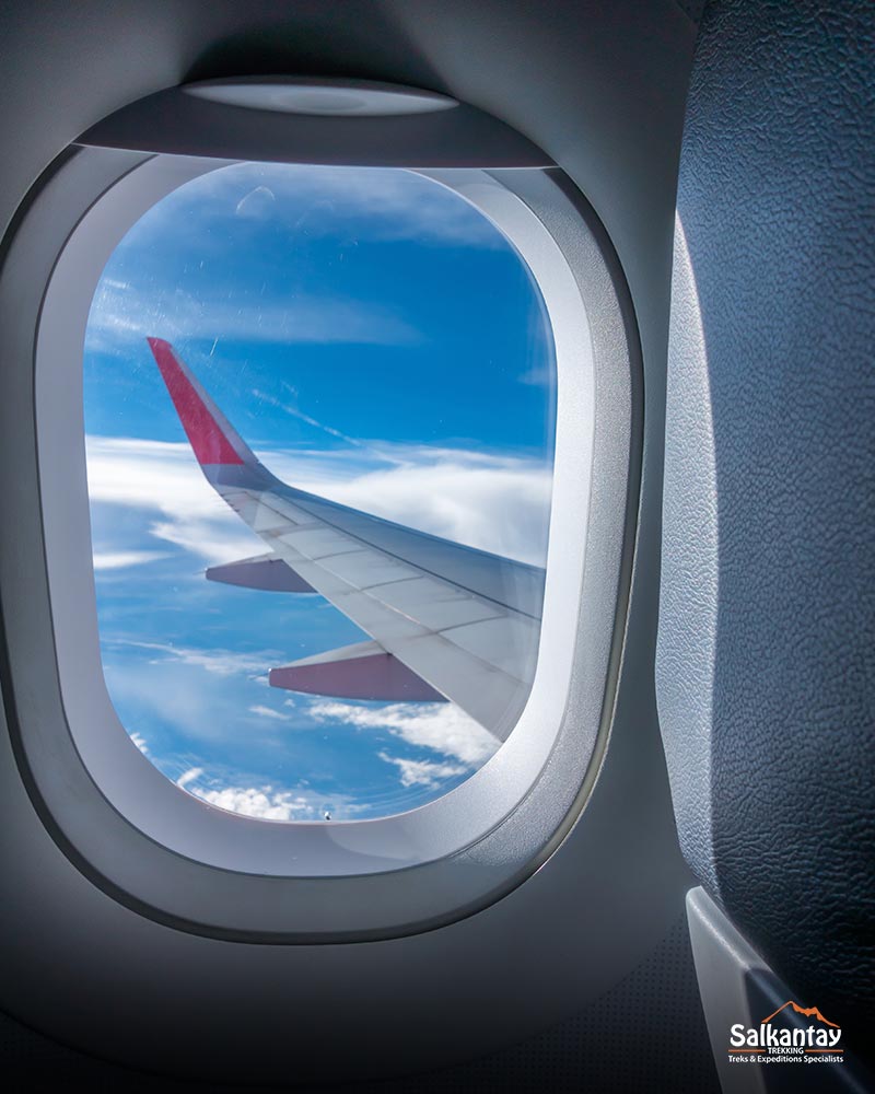 Avión sobrevolando los Andes peruanos