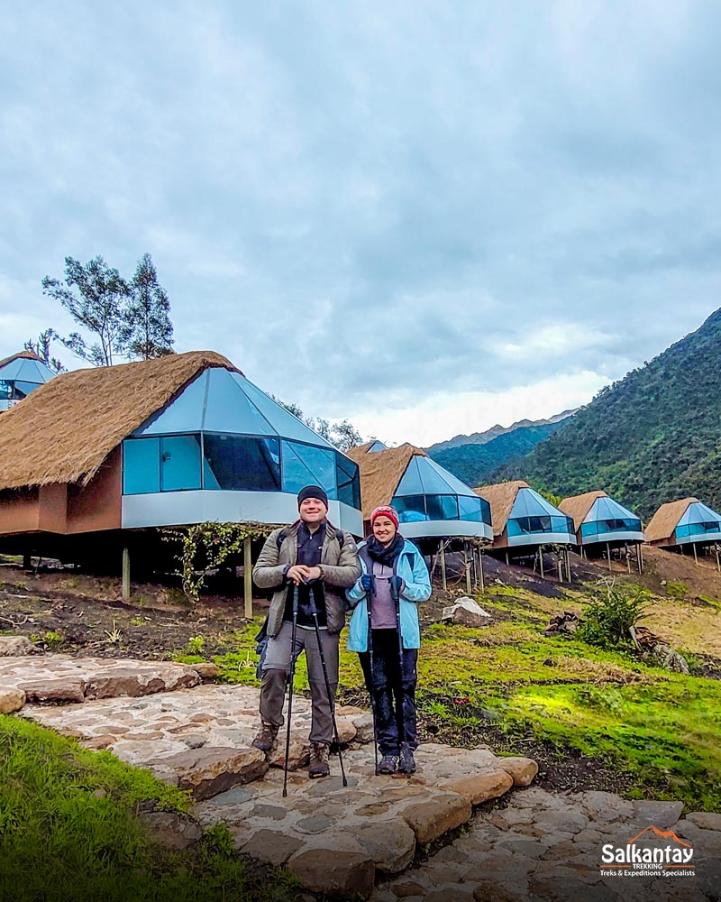 Dos turistas en el campamento de lujo Mountain Sky View