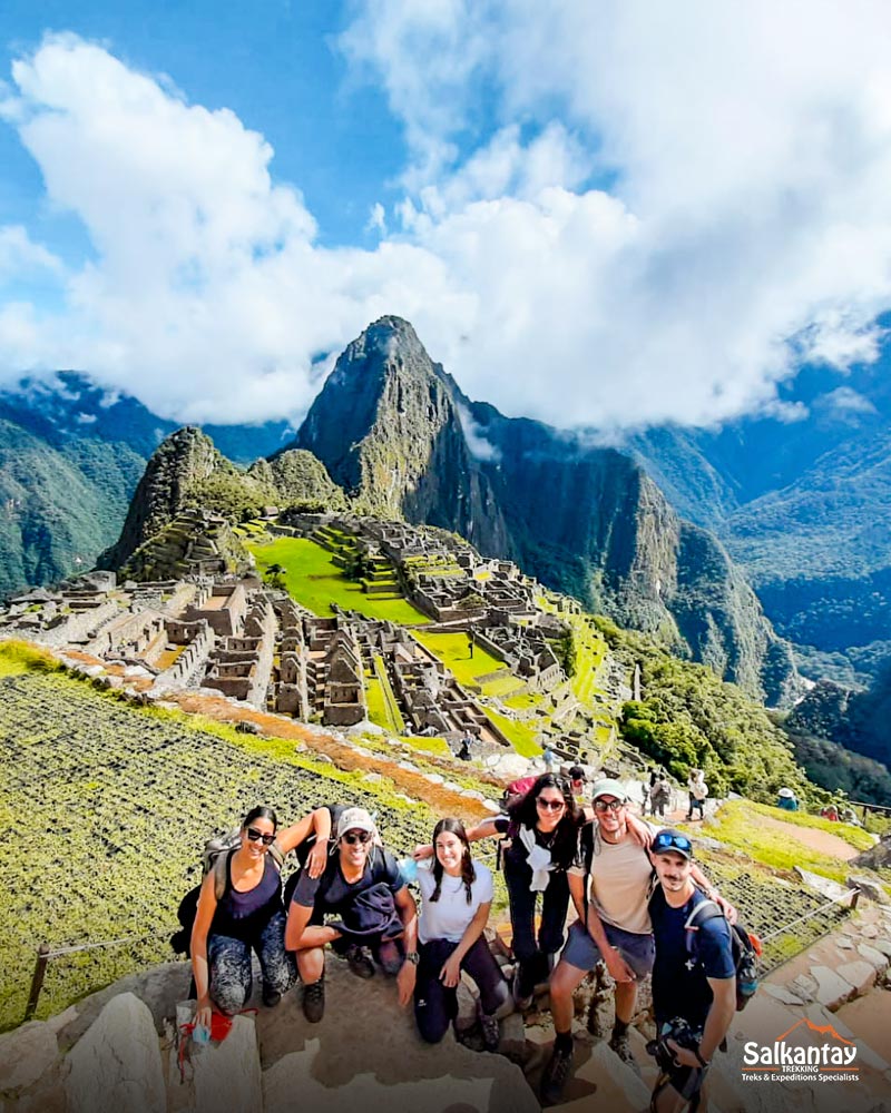 Grupo de turistas en la ciudadela de Machu Picchu