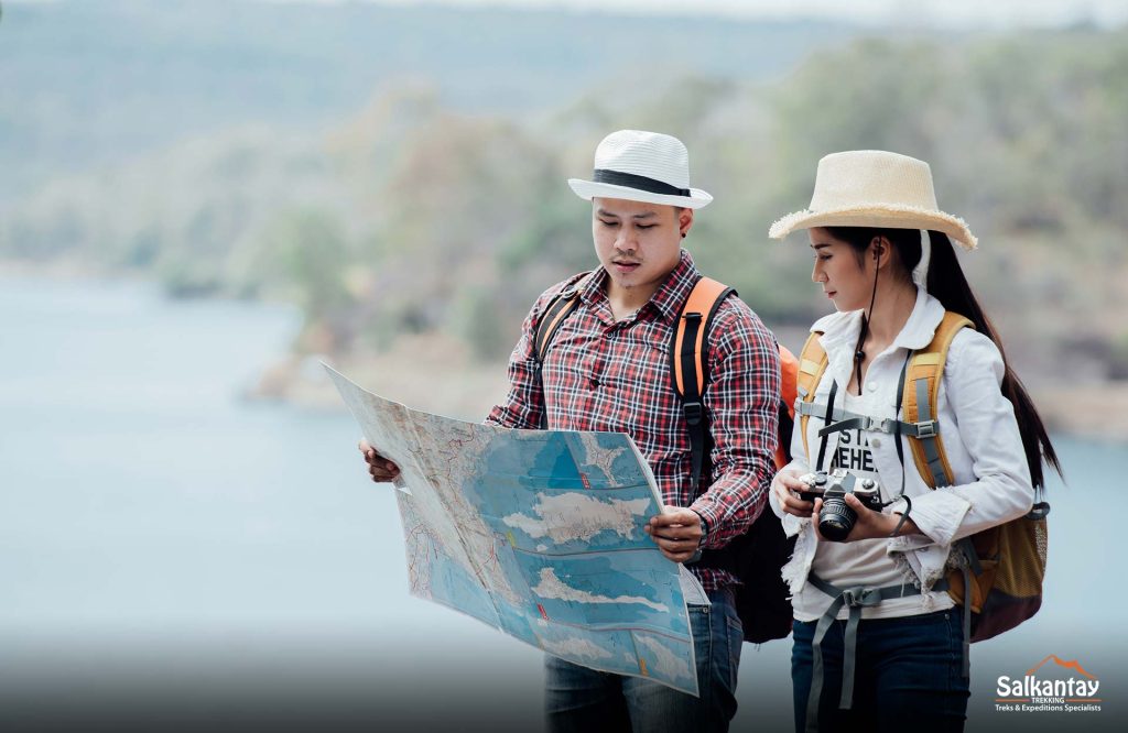 Imagen de un turista con todo lo necesario para viajar