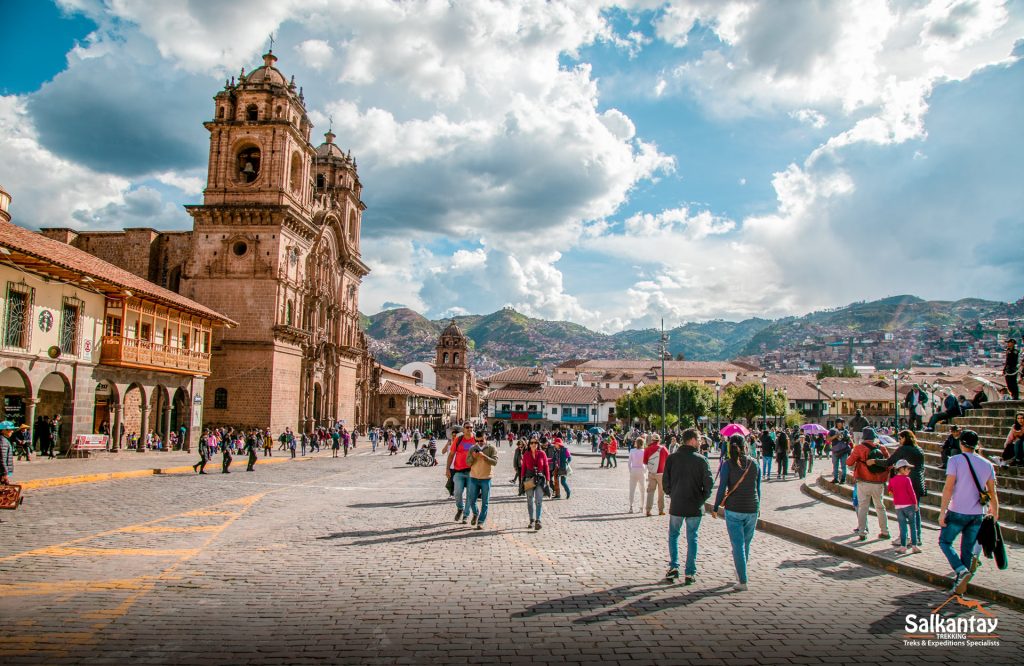 La Plaza Mayor de Cuzco llena de turistas