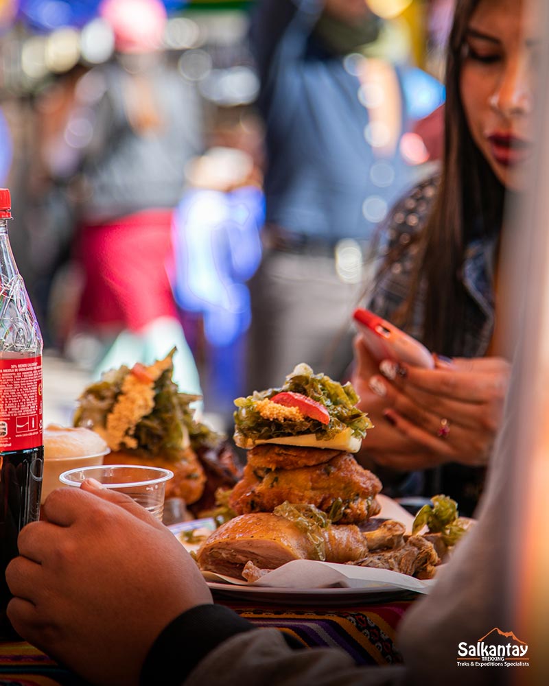 Turista comiendo el plato típico de Cusco, el Chiriucho.