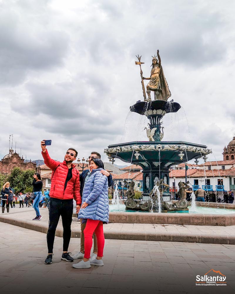 Turistas en la Plaza Mayor de Cusco