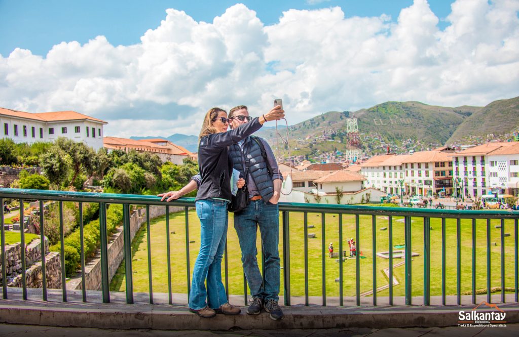 Turistas en Qoricancha en la ciudad de Cusco