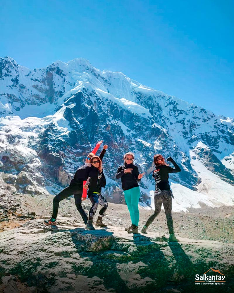 Turistas felices en el paso Salkantay