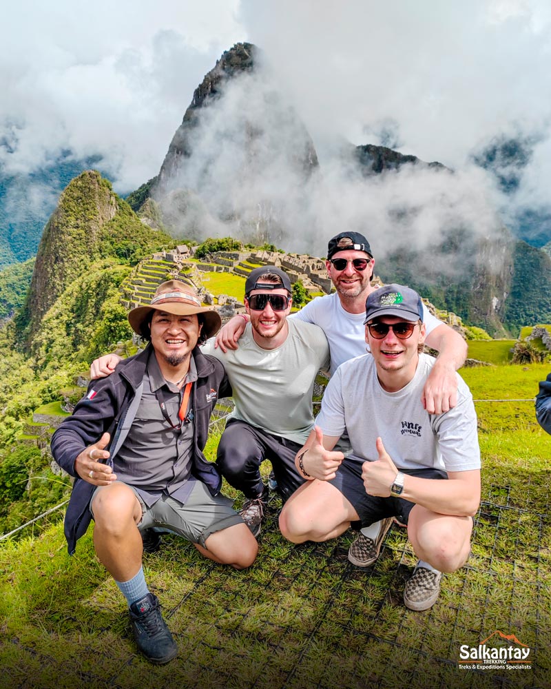 Turistas y su guía en el sitio arqueológico de Machu Picchu