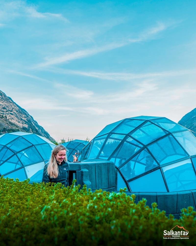 Turistas entre los iglús del Sky Camp.