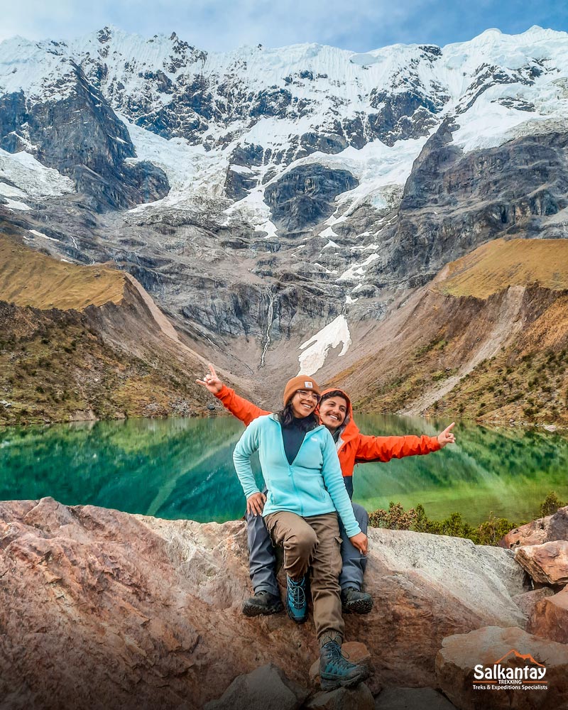 Dos turistas en el maravilloso lago Humantay, en la ruta de Salkantay.