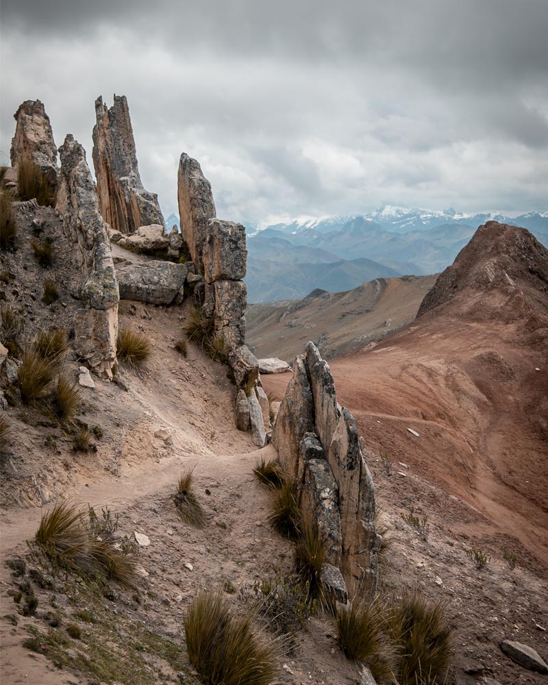 Foto panorámica del bosque de piedras gigantes en la montaña de colores de Palccoyo