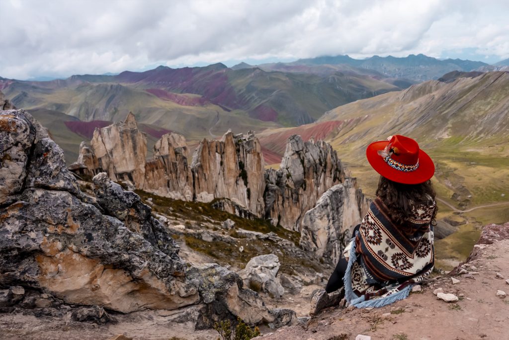Turista en el bosques de Piedras Gigantes de Palccoyo
