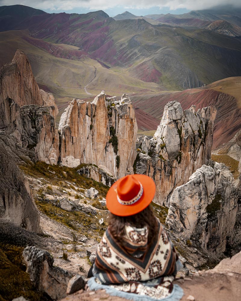 Turista en el bosques de piedras gigantes en la montaña de Palccoyo