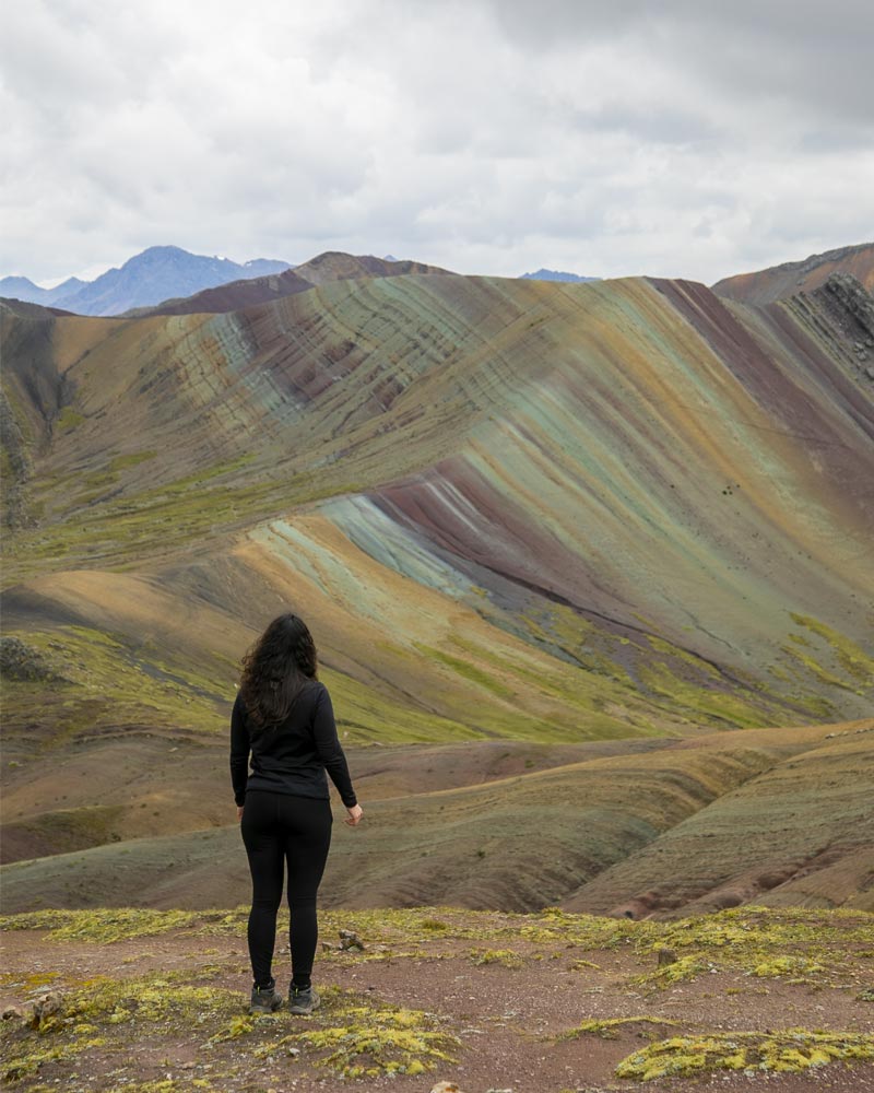 Turista parada mirando la Montaña de Colores de Palccoyo