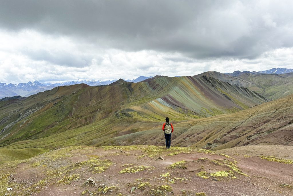 Turista de espalda mirando la Montaña de Colores de Palccoyo