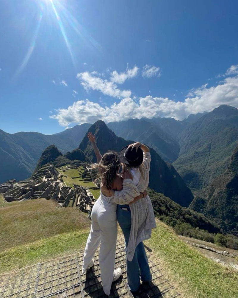 Pareja de amigas en Machu Picchu