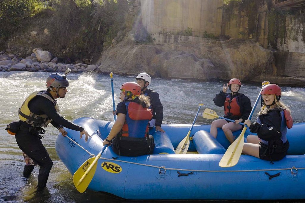 Grupo haciendo rafting en el Inca Jungle