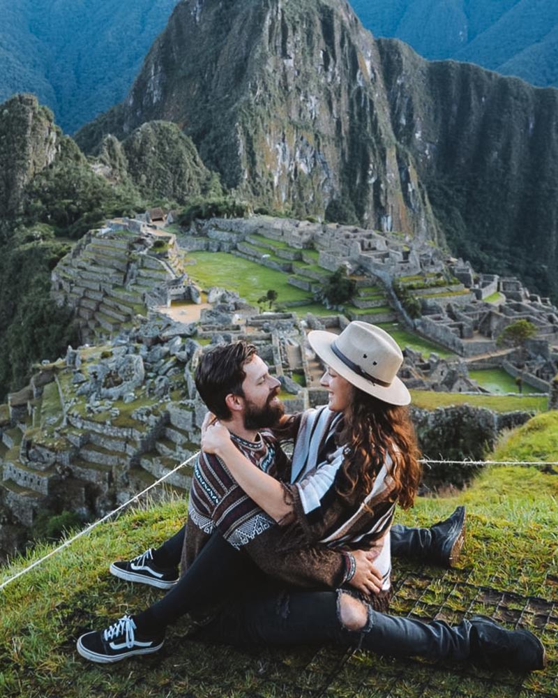 Pareja disfrutando en Machu Picchu