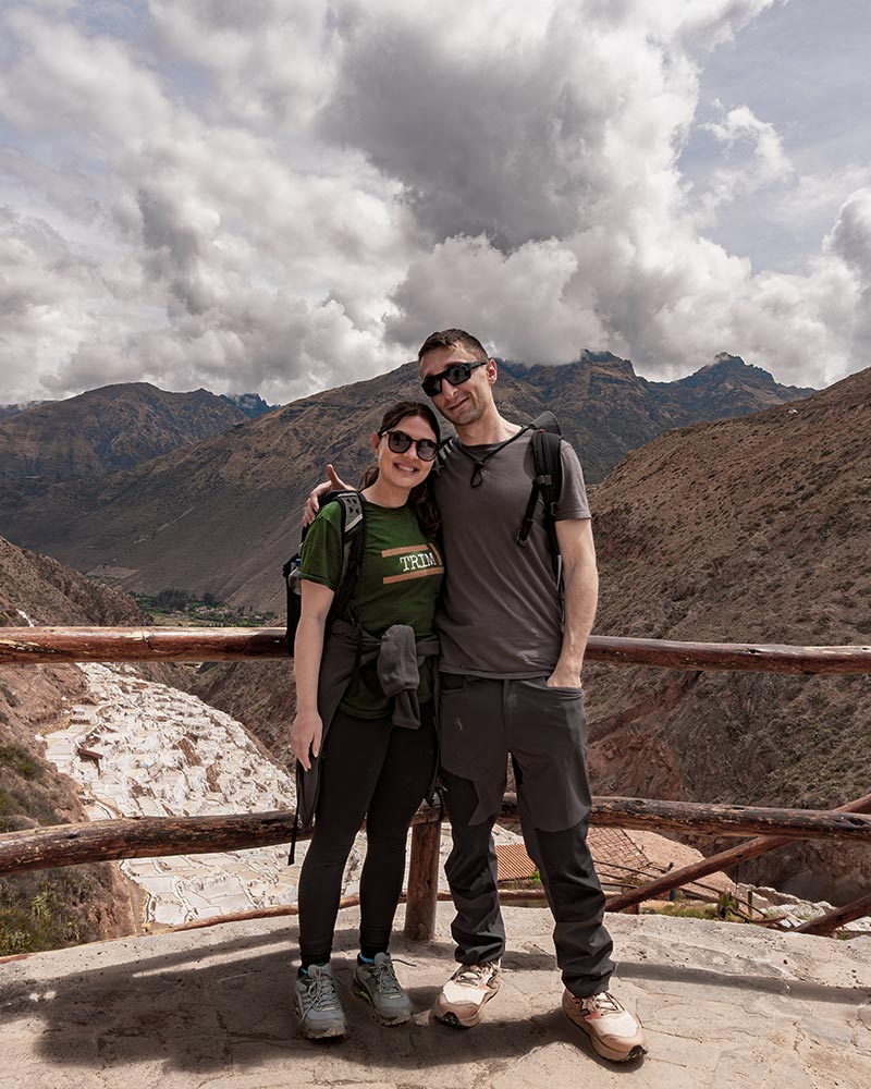 Pareja en el mirador de las salineras de maras en el valle sagrado