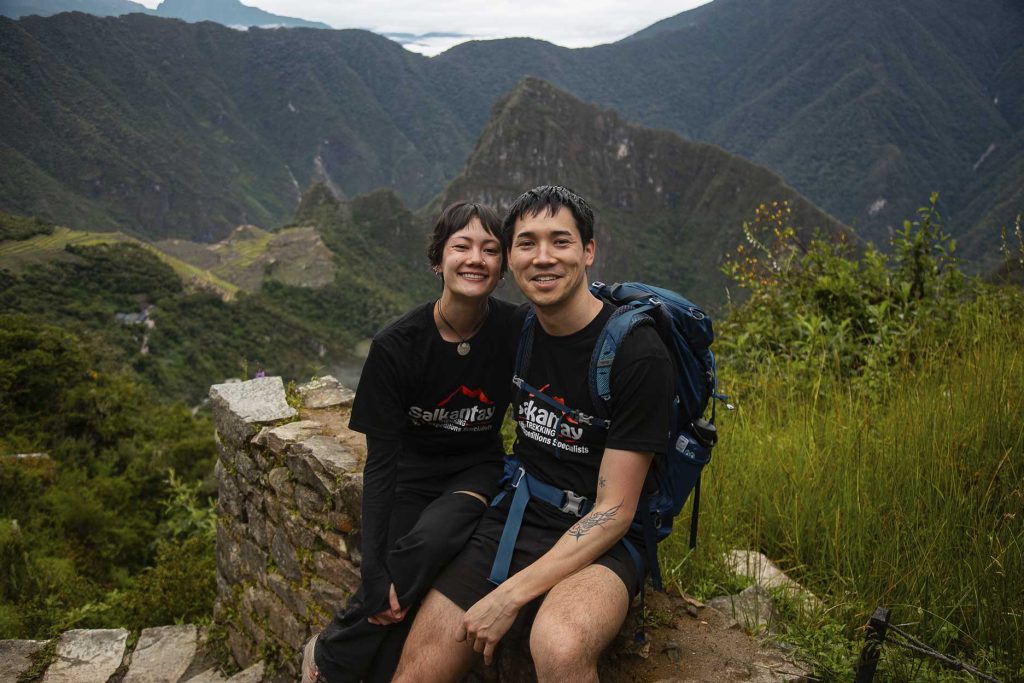 Pareja recorriendo el Camino Inca en Cusco