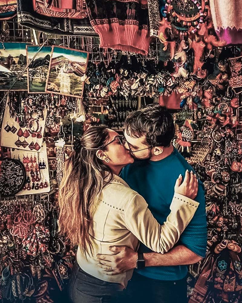 Pareja besándose en un mercado cusqueño