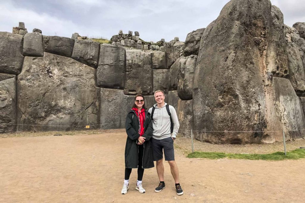 Pareja tomándose una foto en Sacsayhuaman