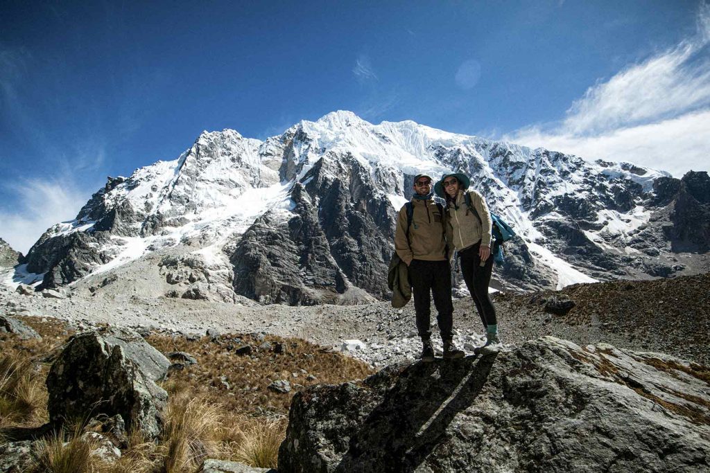 Pareja recorriendo el Salkantay Trek en Cusco