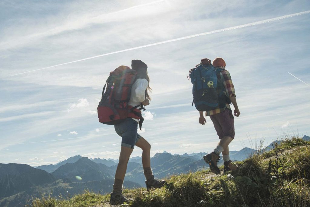Pareja haciendo trekking en Cusco