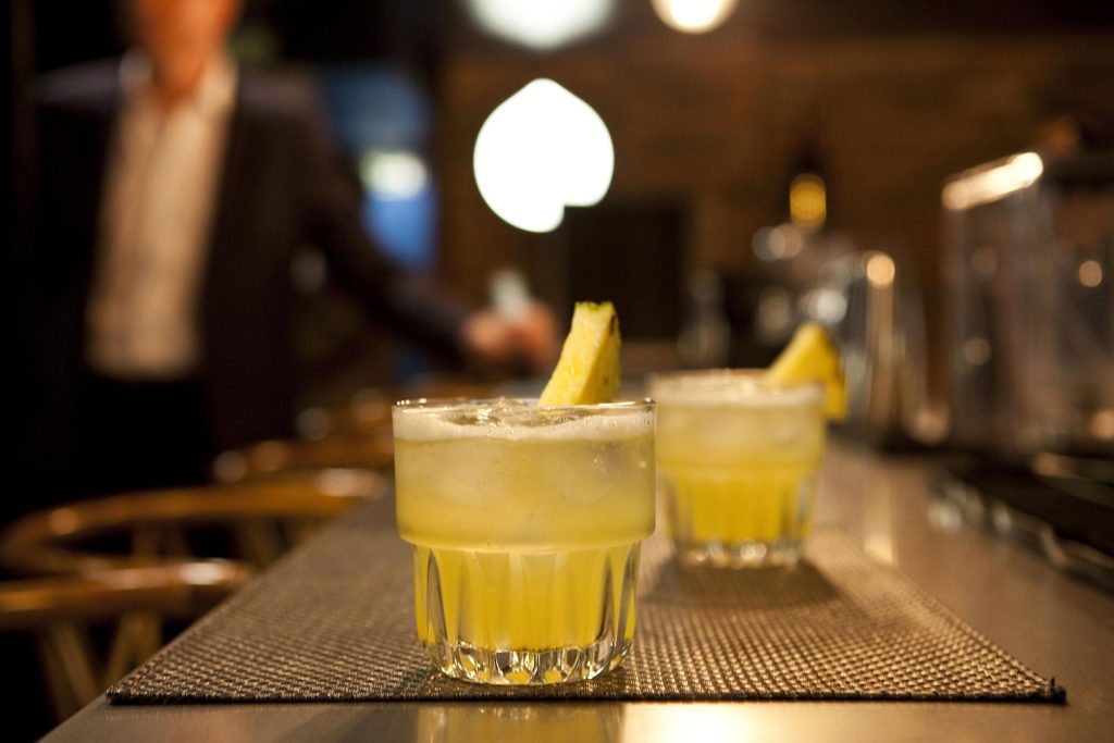 Vasos de Pisco Sour en Cusco