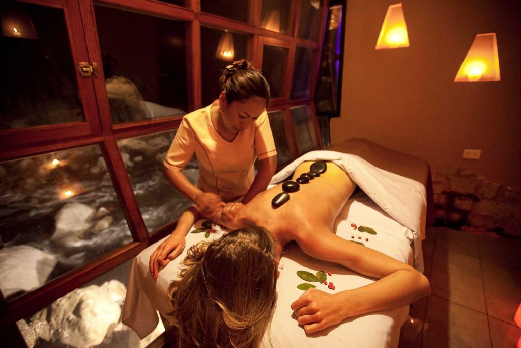 Mujer recibiendo un masaje en un spa en Cusco