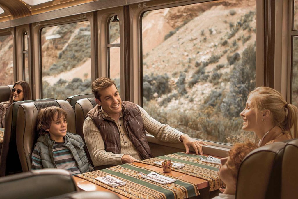 Familia disfrutando del tren escénico en Machu Picchu