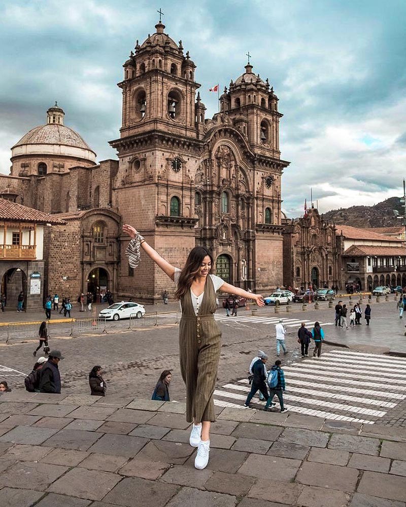 Turista feliz en el centro histórico del Cusco