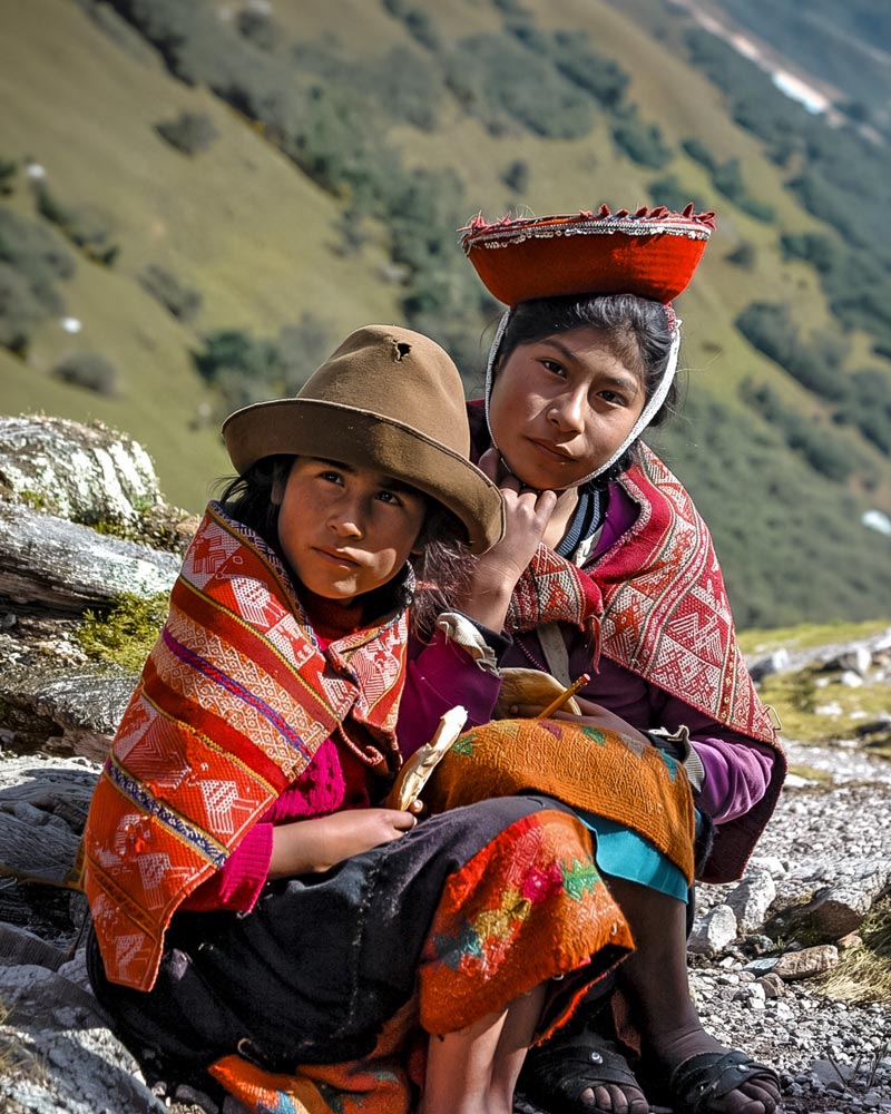 Dos niñas andinas con su vestimenta tradicional en la ruta de Lares.