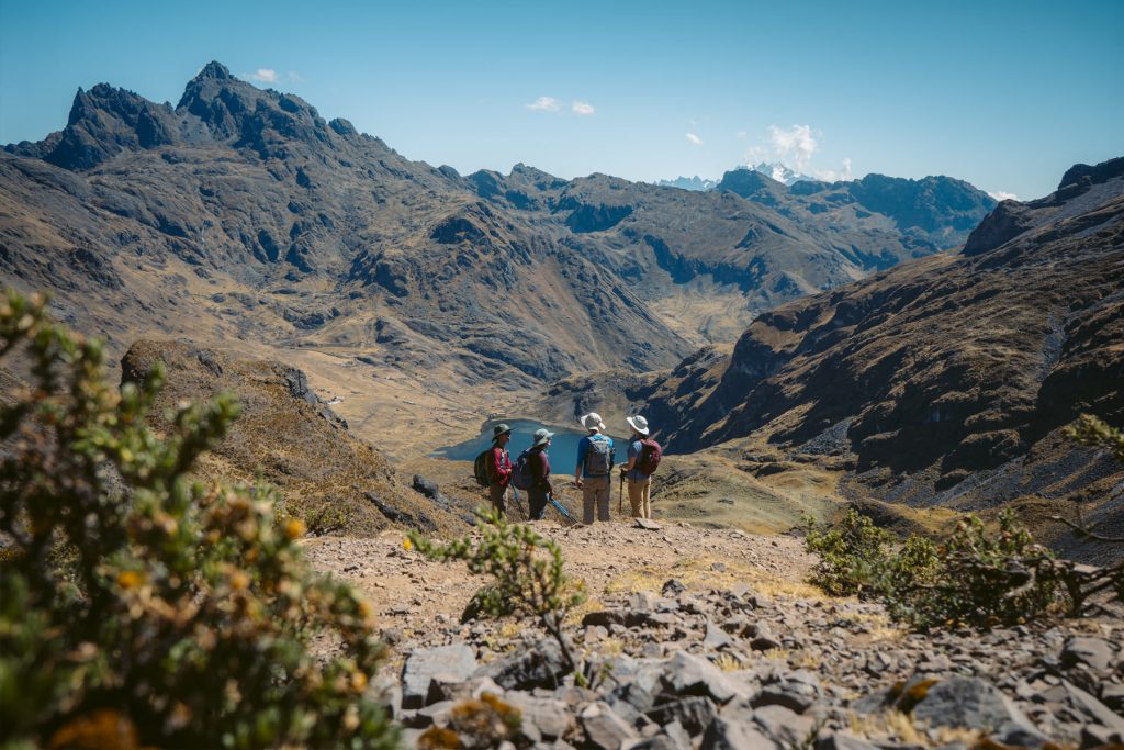 Grupo de turistas contemplando un paisaje montañoso andino en la ruta de Lares.