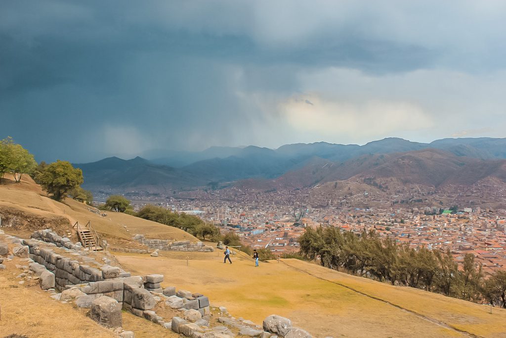 Foto panorámica de Cusco desde Sacsayhuaman bajo la lluvia