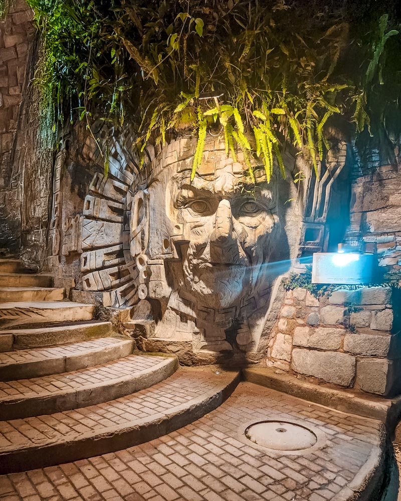 Wiracocha Tallado en Piedra en el pueblo de Aguas Calientes