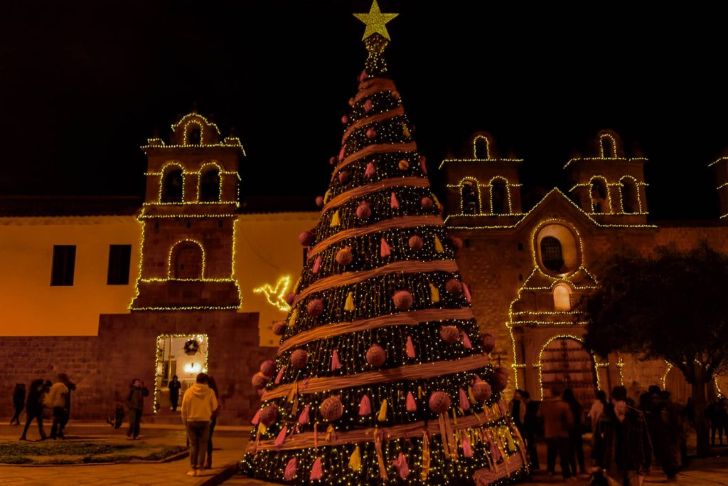 Decoracion arbol de navidad en Cusco, Peru