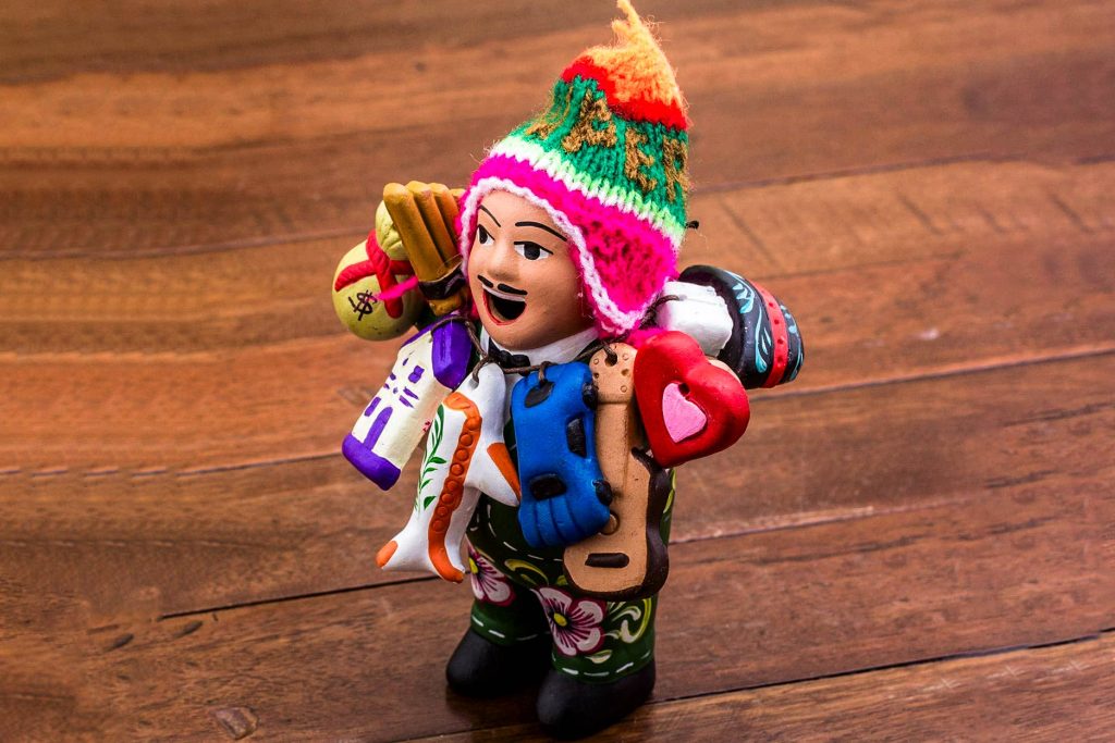 Ekeko, figura de la suerte en Peru, con traje tipico cuisqueño.