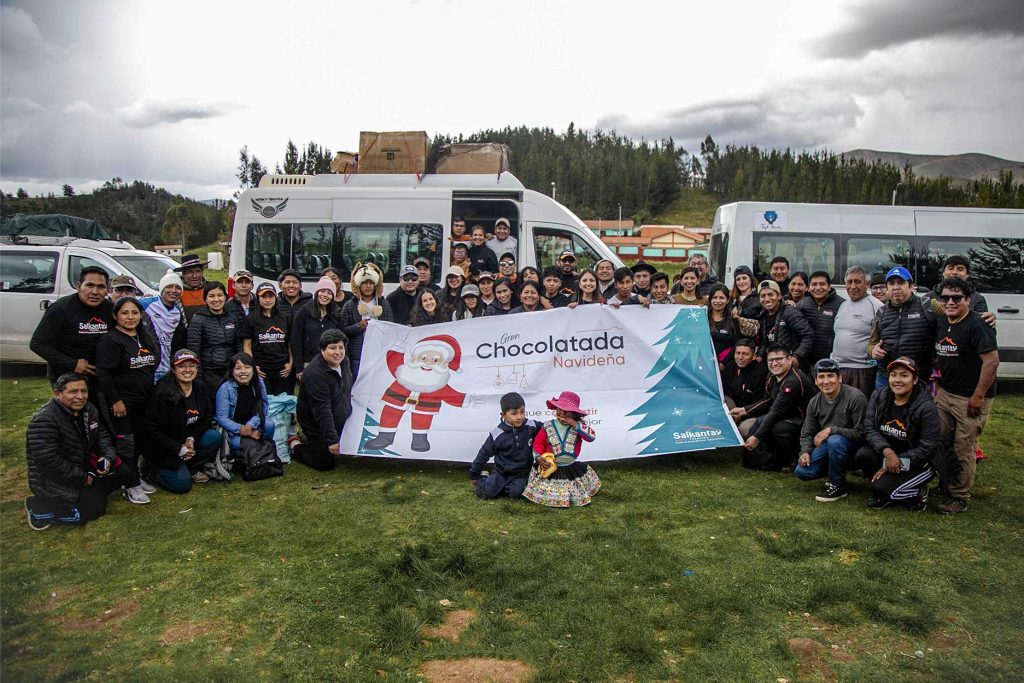 Chocolatada navideña realizada por el equipo de Salkantay Trekking