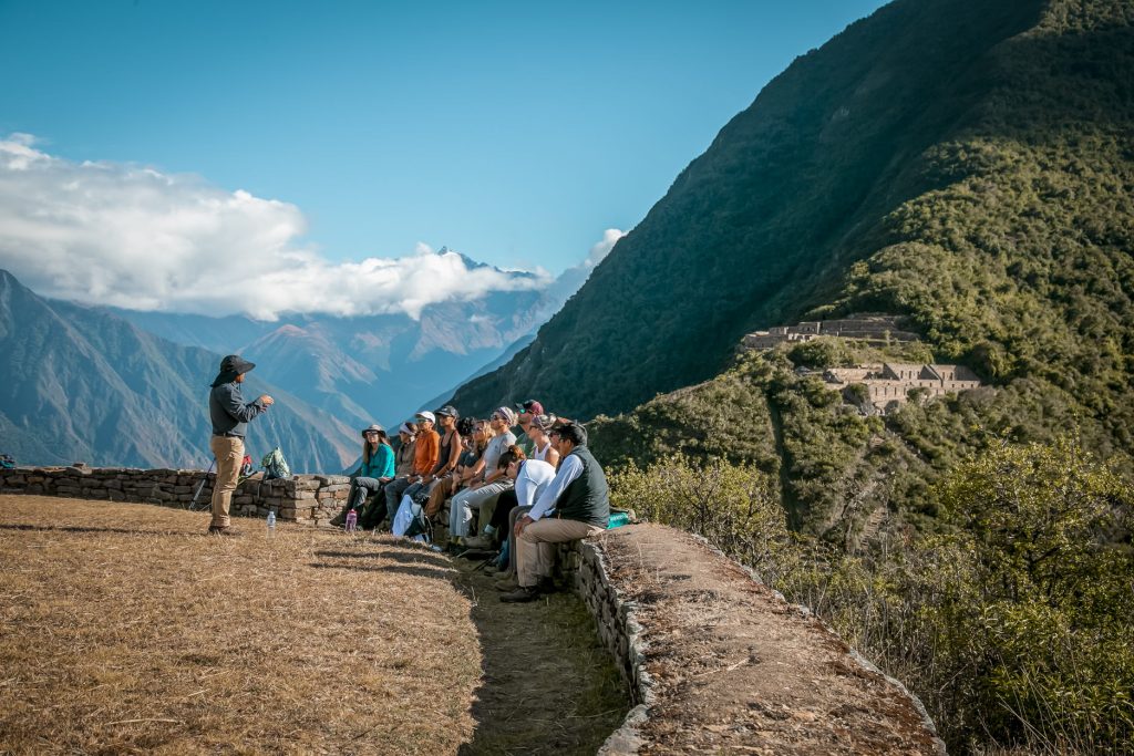 Vista panorámica del inmenso paisaje desde el Ushnu de Choquequirao