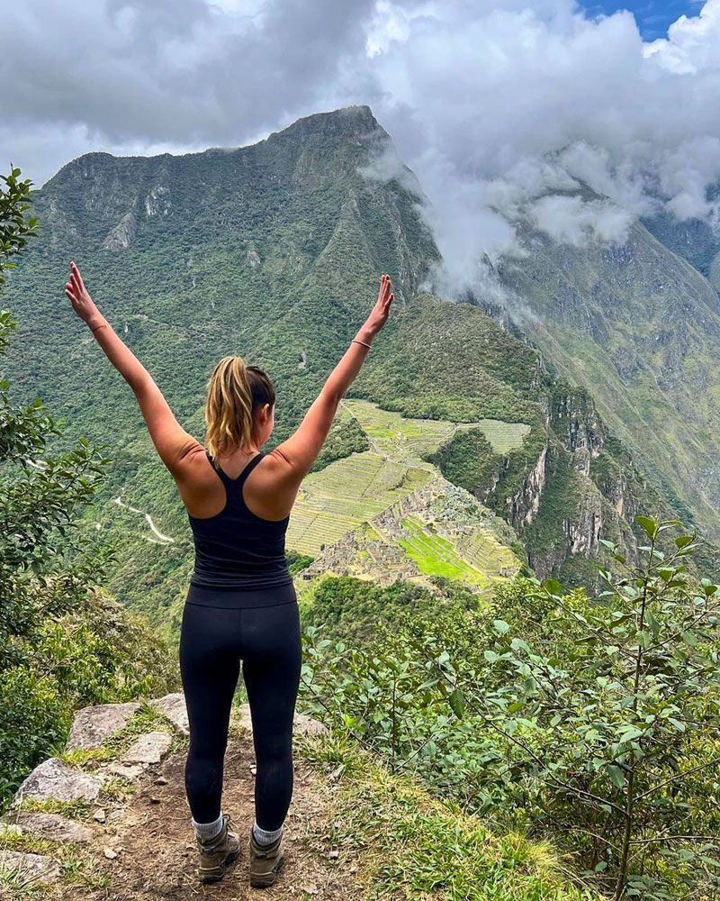 Mujer posando en mirador de la montaña Huayna Picchu